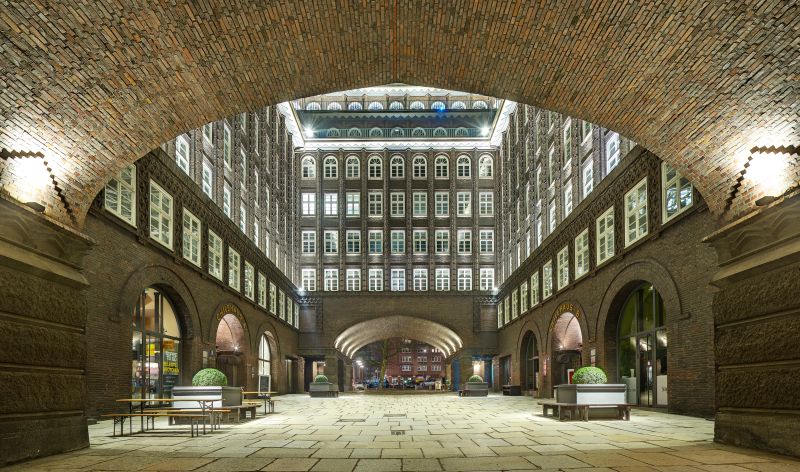 Soubor:Chilehaus - Inner Courtyard from S - stitched HDR image.jpg
