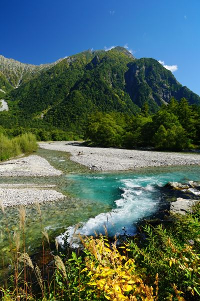 Soubor:150920 Mt Myojin-dake 2peak and Azysa River Kamikochi Japan01s5.jpg