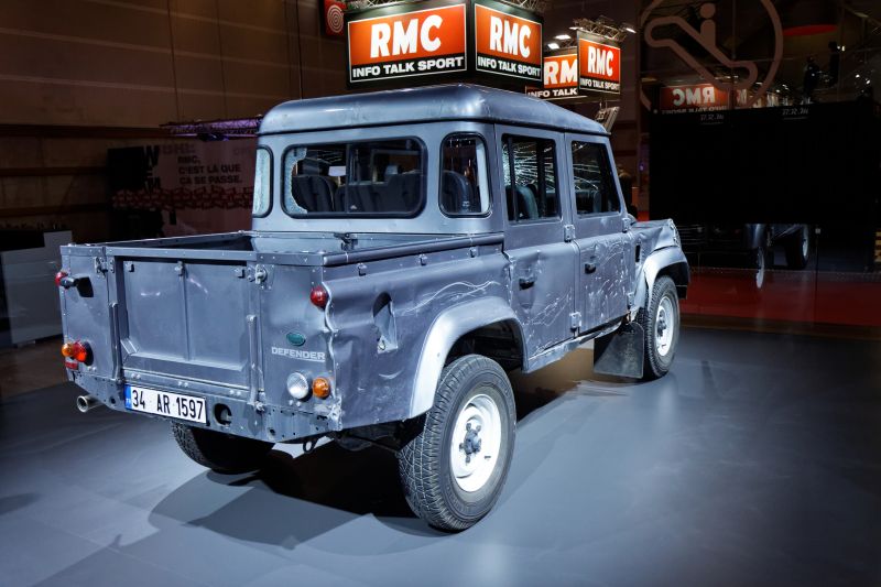 Soubor:Land Rover Defender Double Cab pick-up - Skyfall - Mondial de l'Automobile de Paris 2012 - 008.jpg