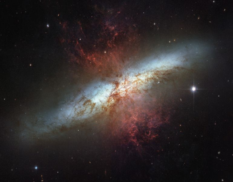 Soubor:The magnificent starburst galaxy Messier 82.jpg