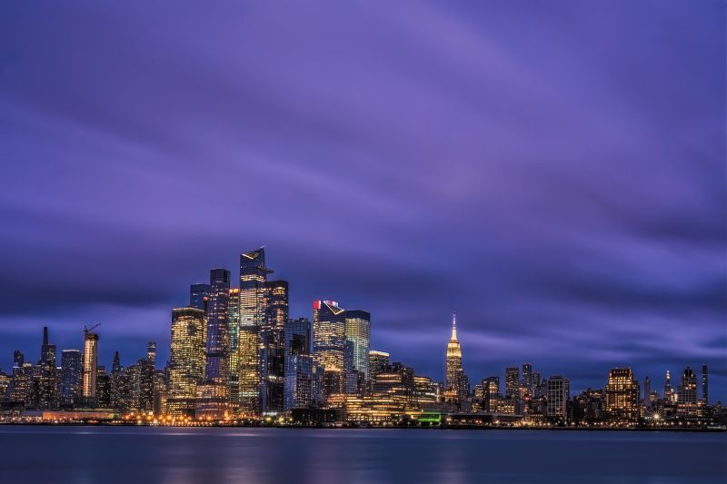 Soubor:View of the Midtown Manhattan with the Empire State Building lit up for the Chinese Lunar New Year-2023-DRFlickr.jpg