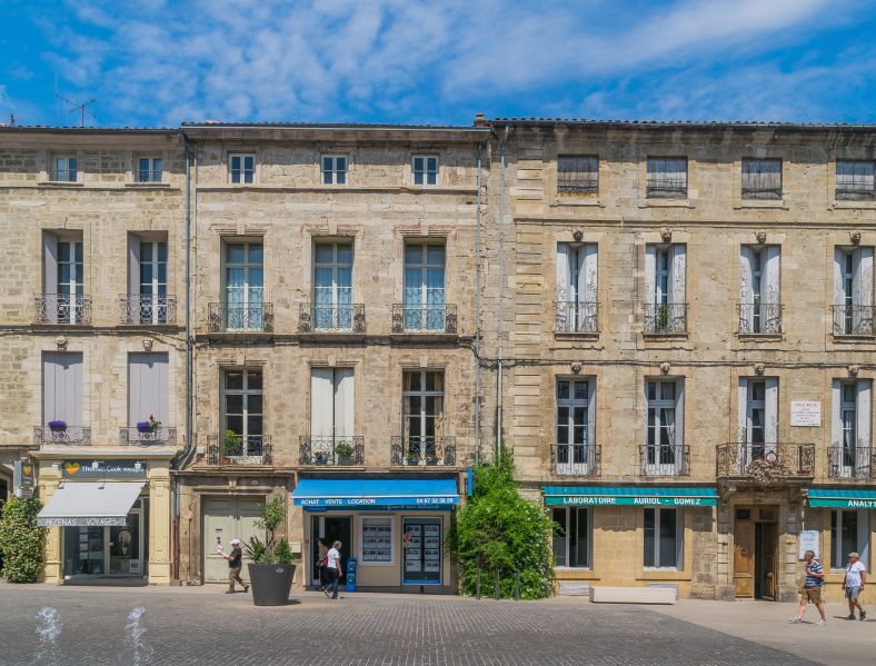 Soubor:10-14 Cours Jean Jaurès in Pezenas.jpg