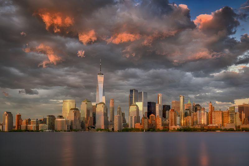 Soubor:Light from the sunset reflected in Lower Manhattan-2023-DRFlickr.jpg