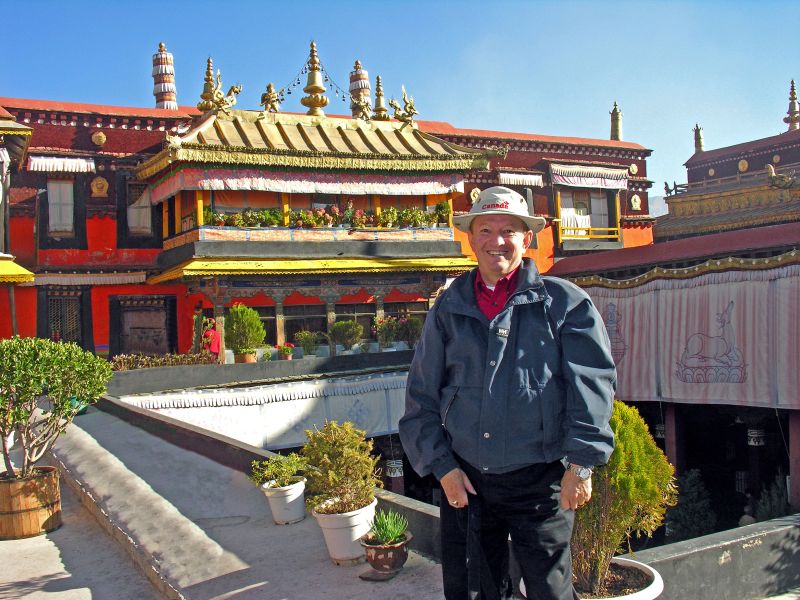 Soubor:Tibet-5427-This guy follows me around the world-DJFlickr.jpg