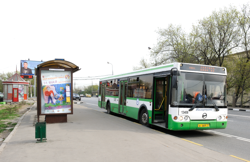 Soubor:Bus near Textilshiki station in Moscow Russia.png