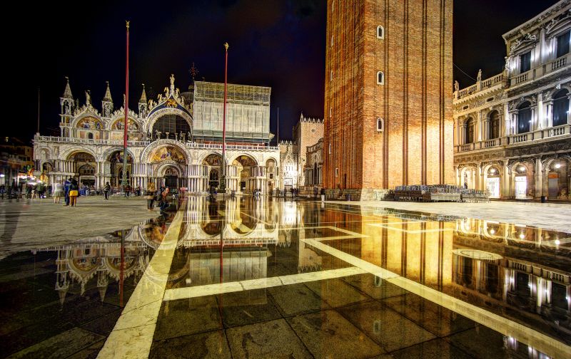 Soubor:Venice Sinking Into A Flood Flickr.jpg