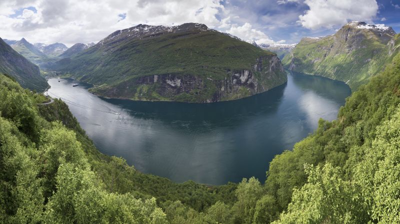 Soubor:Geirangerfjord from Ørnesvingen, 2013 June.jpg