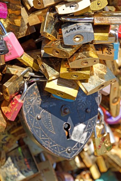 Soubor:France-000091 - Locks of all sizes... (14730732043).jpg