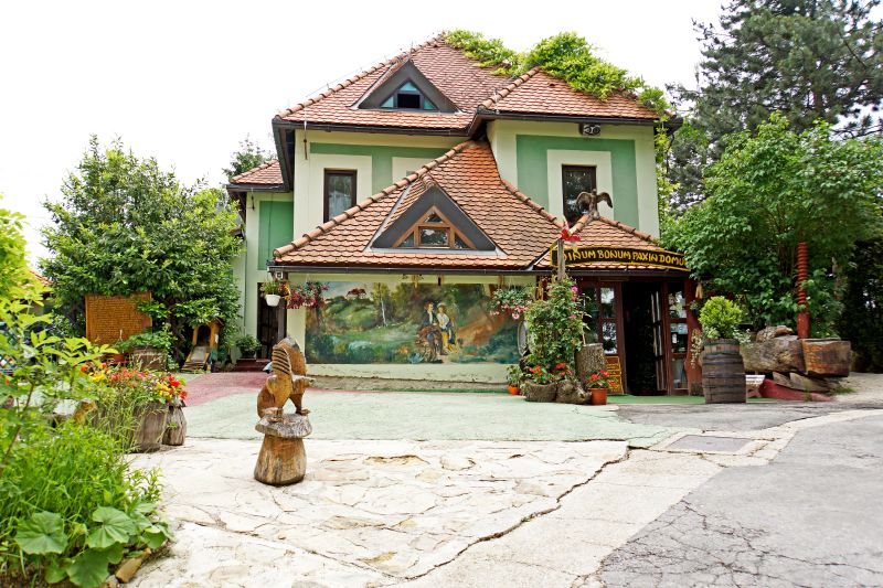 Soubor:Croatia-00751-Taborgrad Wine-Cellar of The Hill of Sin-DJFlickr.jpg