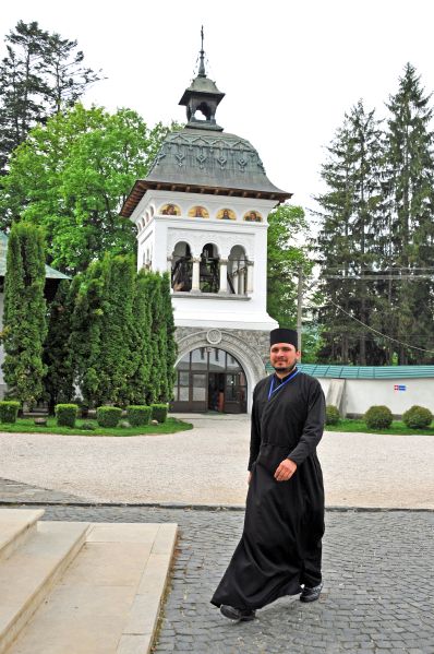 Soubor:Romania-1492 - Bell Tower and Monk-DJFlickr.jpg