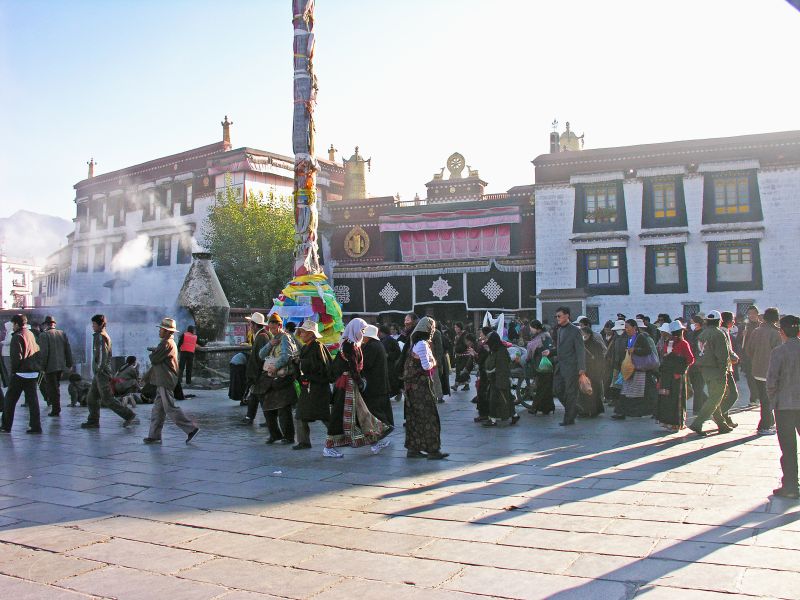 Soubor:Tibet-5410 - Clockwise is the way to go-DJFlickr.jpg