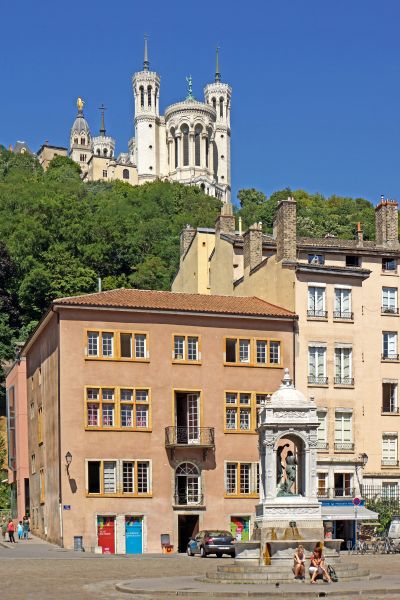 Soubor:France-003005 - Square in front of Cathedral (16126209802).jpg