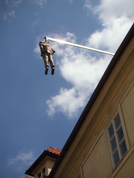 Soubor:Cerný hanging statue.JPG