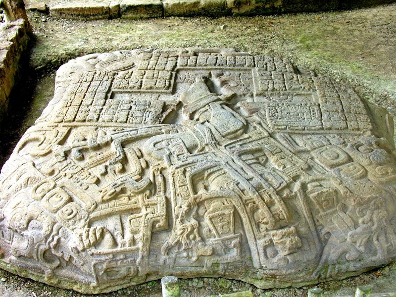 Soubor:Guatemala-0635 - Altar of Zoomorph P-DJFlickr.jpg