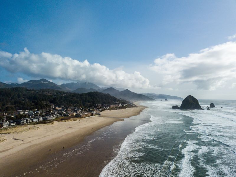 Soubor:Haystack Rock, Oregon (drone photograph).jpg