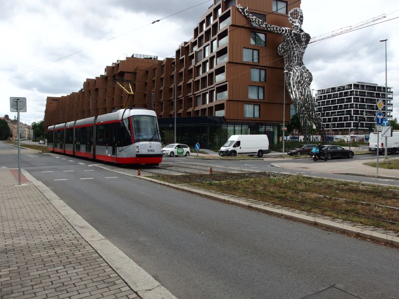 Soubor:Plastika Lilith u metra Invalidovna-July-2023.JPG